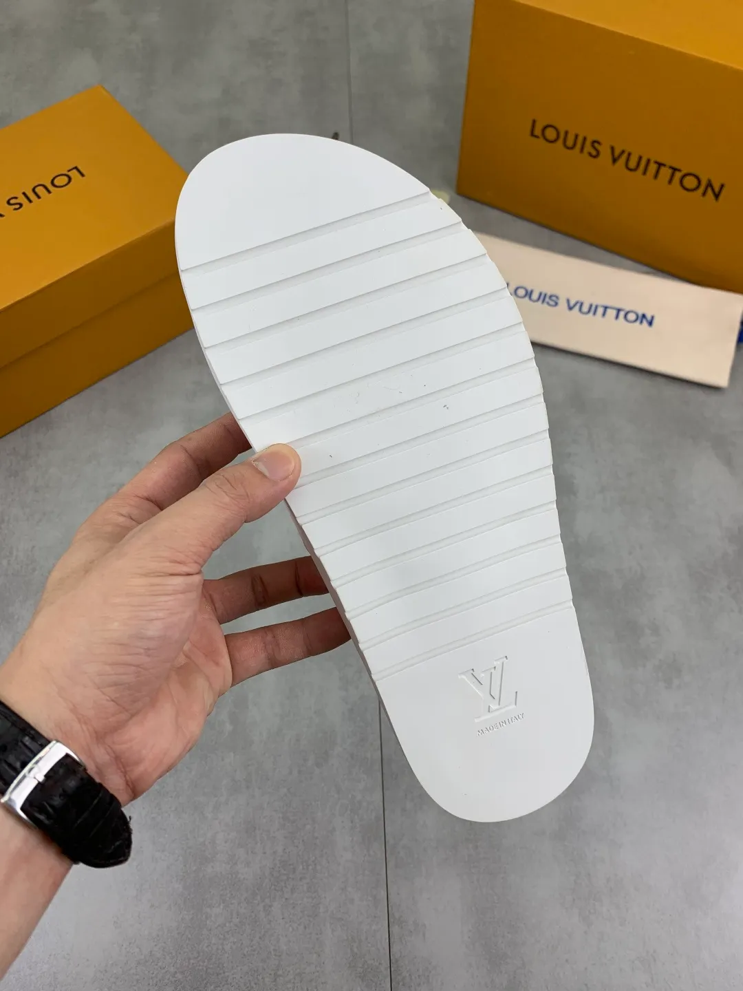 Men's shoes 💰P320 💰[New style]🆘 Original quality [LOUIS VUITTON] The popular Louis Vuitton LV men's slippers on the official website are on sale simultaneously! Original fabric imported from Italy, original factory special supply, code number: 38-44 (45 customized), many colors available